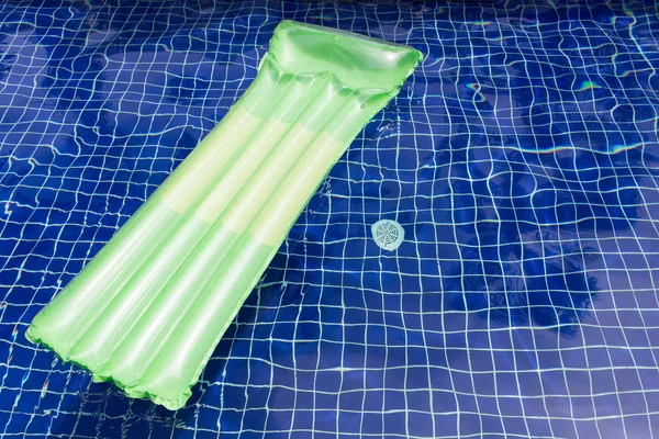 在游泳池里沉沉浮浮的充气筏 — 图库照片