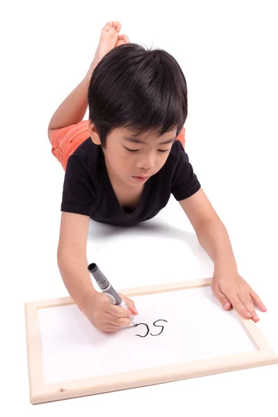 Escolar sonriente escribiendo pizarra aislada sobre fondo blanco — Foto de Stock