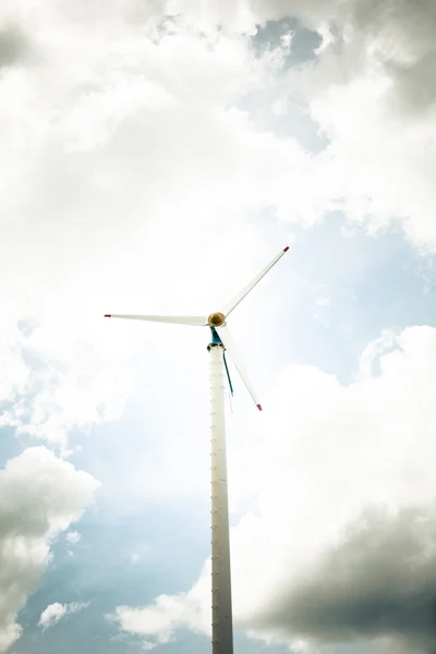 Energia ecológica, turbinas eólicas com processo filtrado — Fotografia de Stock