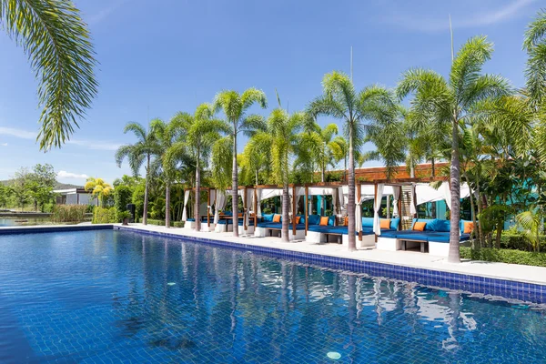 Piscina com solário — Fotografia de Stock