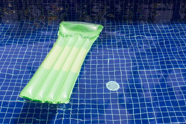Balsa inflable flotando en la piscina — Foto de Stock