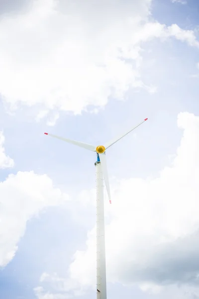 Energía ecológica, turbinas eólicas con nubes — Foto de Stock