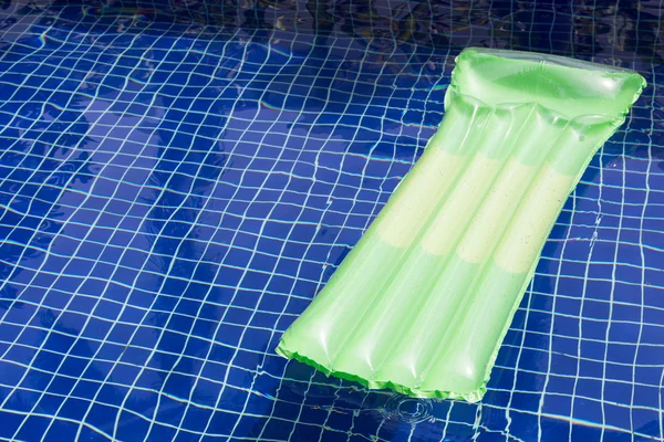 Yüzme havuzunda yüzen şişme Sal