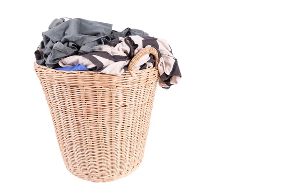 Roupas em uma cesta de madeira de lavanderia isolada no fundo branco — Fotografia de Stock