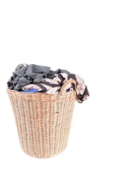 Vêtements dans un panier à linge en bois isolé sur fond blanc — Photo