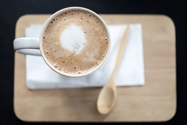 Vue du dessus d'une tasse de café noir sur bois — Photo