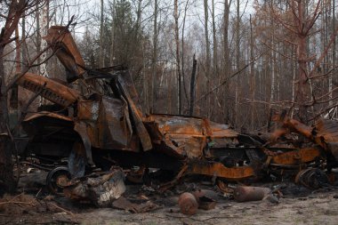 Bir mermi isabet ettikten sonra askeri kamyonu yakmış.