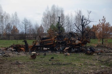 Bir top mermisiyle vurulduktan sonra askeri araç yanmış.