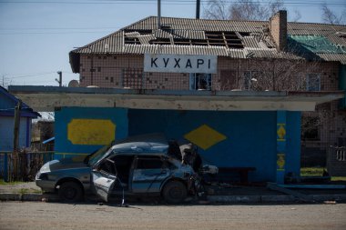 Araba bir Rus tankı tarafından ezilmiş.