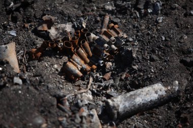 Asfaltta paslı makineli tüfek kemeri