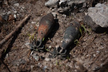 Yerdeki patlamamış Rus mayınları.
