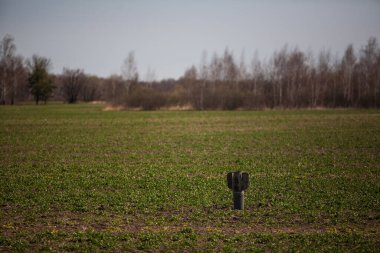 Rus roketi ekilmiş bir tarlada duruyor.