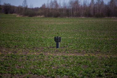 Rus roketi ekilmiş bir tarlada duruyor.