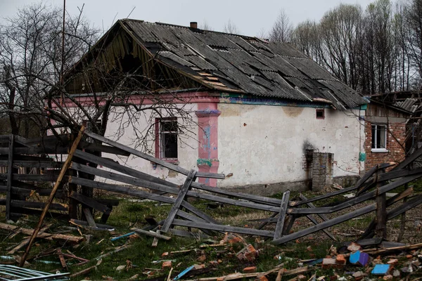 Разрушил Украинский Дом После Российской Бомбы — стоковое фото