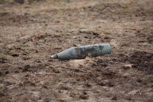 Yerde patlamamış bir top mermisi var.