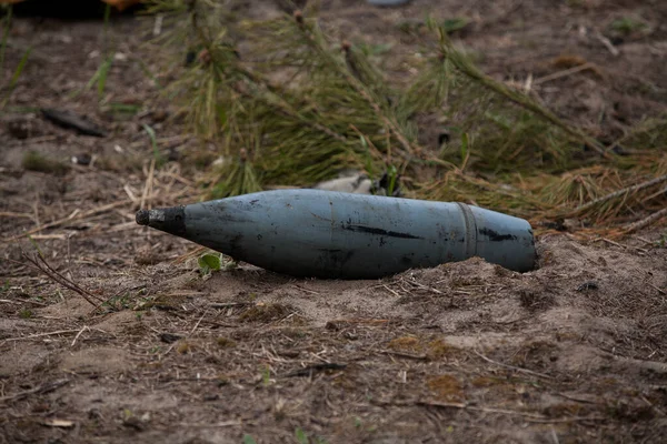 Yerde patlamamış bir top mermisi var.