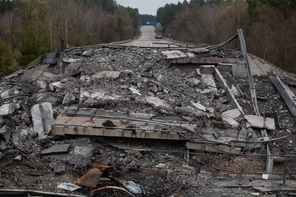 Rus bombardımanından sonra yıkılmış yol köprüsü