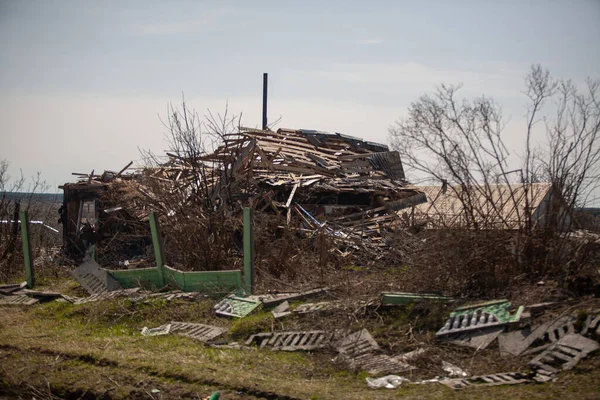 俄罗斯空袭后被毁的房屋 — 图库照片