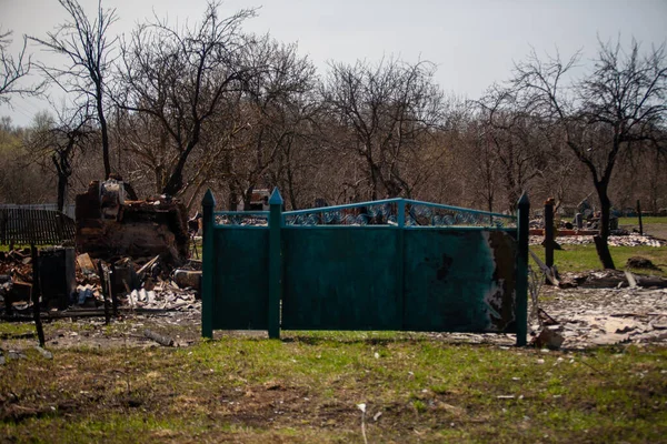 Bombardımandan sonra yanan bir evin kapısı