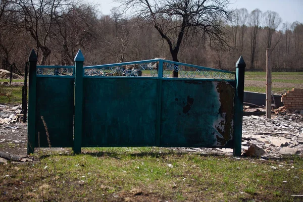 Gate Burnt House Russian Bombardment — Foto Stock