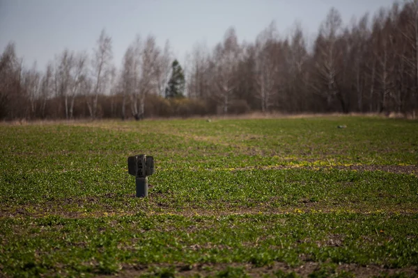 俄罗斯火箭在播种的田野里伸出来 免版税图库照片