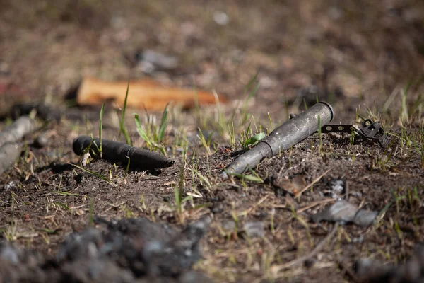 燃烧泥土上的大口径弹药筒 免版税图库照片