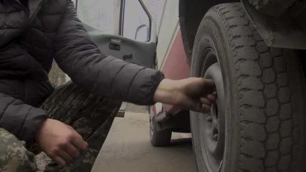 Unscrewing Nuts Replace Car Wheel — Stok Video