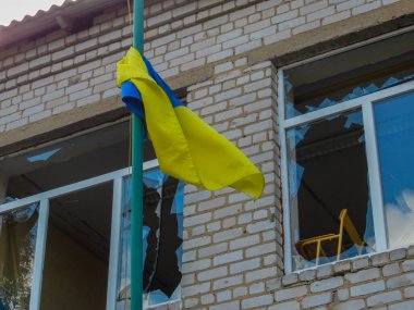 Rus bombardımanından sonra kırık okul pencereleri