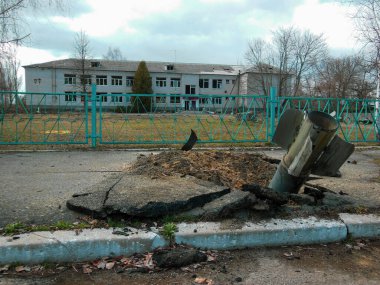 Okulun yanındaki asfaltta Rus roketi var.