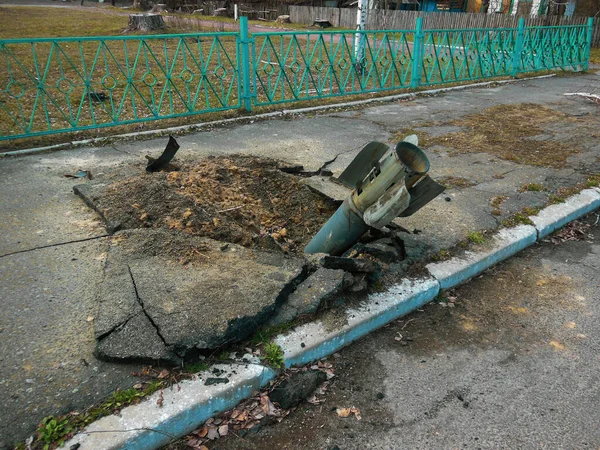 Rus bombardımanından sonra asfaltta roket.