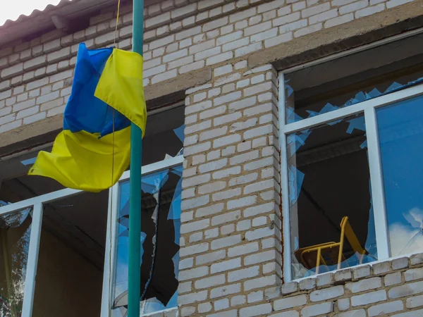 俄罗斯轰炸后打破的学校窗户 图库照片