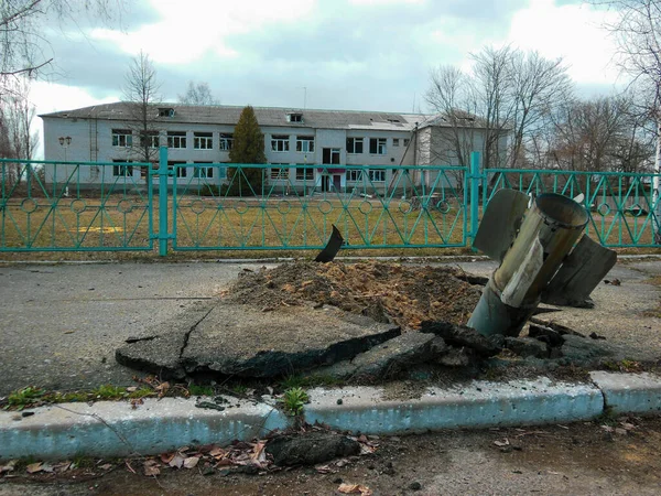 俄罗斯火箭在学校附近的沥青路面上 图库图片