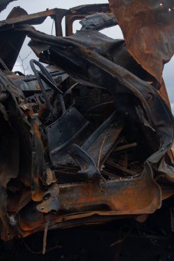 Bir top mermisiyle vurulduktan sonra askeri araç yanmış.