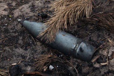 Yerde patlamamış bir top mermisi var.