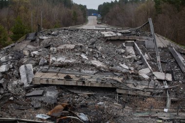 Rus bombasıyla vurulduktan sonra köprü yıkıldı.