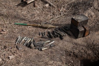 Çukurda büyük kalibreli fişekler var.
