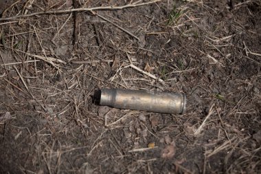 Yerde geniş kalibreli kol var.