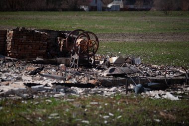 Rus bombasıyla vurulduktan sonra yıkılan ev