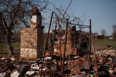 Rus bombardımanından sonra yanmış ev