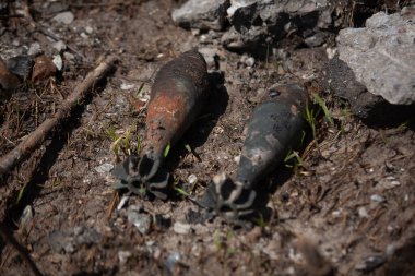 Yerdeki patlamamış Rus mayınları.