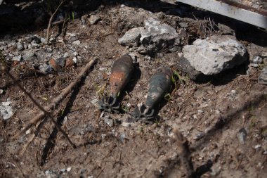 Yerdeki patlamamış Rus mayınları.