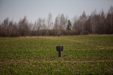 Rus roketi ekilmiş bir tarlada duruyor.