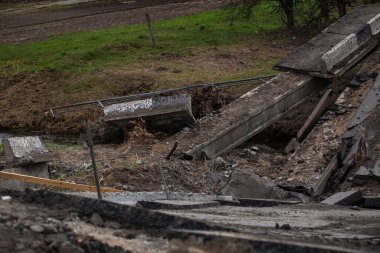 Rus hava saldırısından sonra köprü yıkıldı