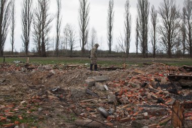 Rus bombasıyla vurulduktan sonra yıkılan ev