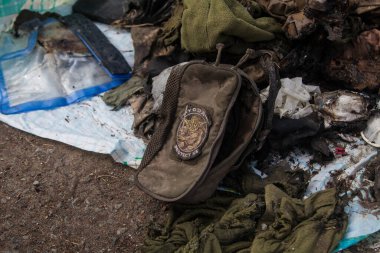 Yerde yanmış askeri mühimmat var.