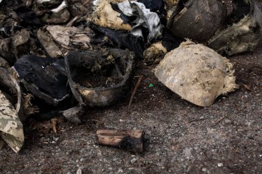 Yerde yanmış askeri mühimmat var.