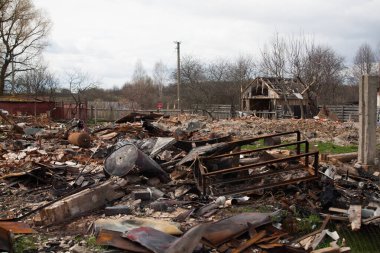 Rus bombasıyla vurulduktan sonra yıkılan ev