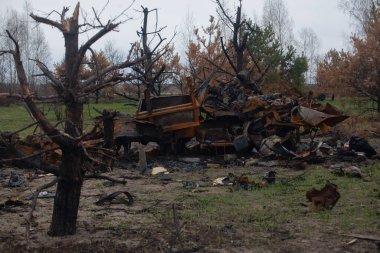 Bir mermi isabet ettikten sonra askeri kamyonu yakmış.