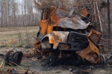 Bir top mermisiyle vurulduktan sonra askeri araç yanmış.