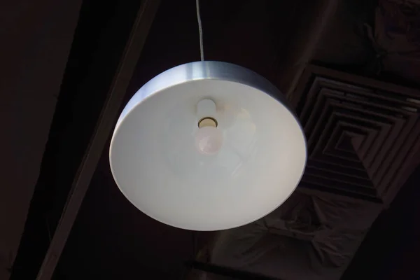 黒の天井の白い平台天井ランプ — ストック写真